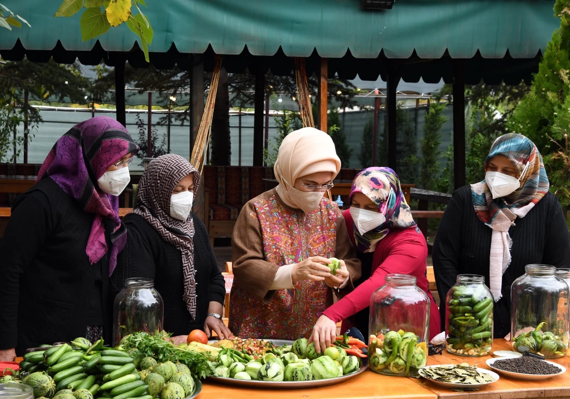 Emine Erdoğan'dan turşu tarifi! Sirkeyle mi olur limonla mı?